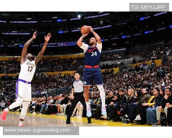 诺曼鲍威尔状态低迷14投仅4中贡献17分4篮板2抢断并有5次失误正负值为负8 诺曼鲍威尔状态低迷14投仅4中贡献17分4篮板2抢断并有5次失误正负值为负8