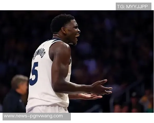 爱德华兹表现平平22投10中贡献28分三分与罚球命中率均不理想